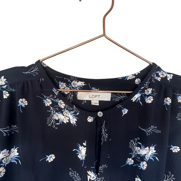 LOFT Woman’s Navy Floral Top - Size Medium - Picture 5 of 6